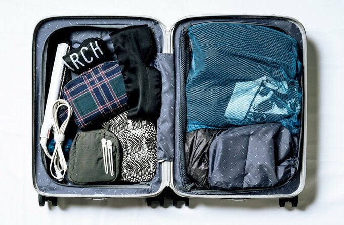 荷物が詰まったスーツケース