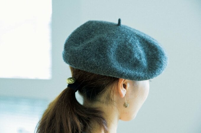 帽子をかぶった女性の後ろ姿