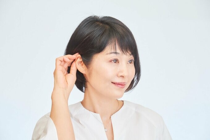 髪の毛を耳にかける女性