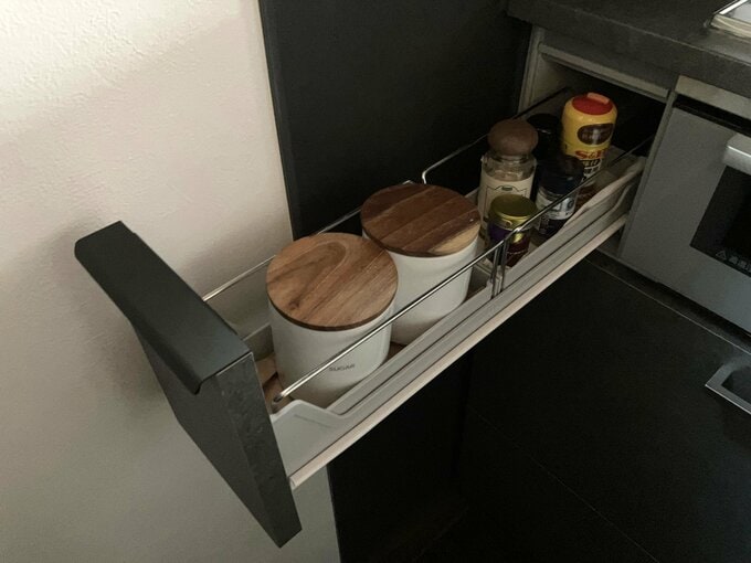 コンロ下の引き出しだけでは入りきらない調味料