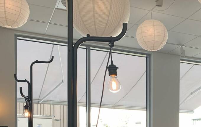 イケアホテルのロビーで見つけたスタンドライト