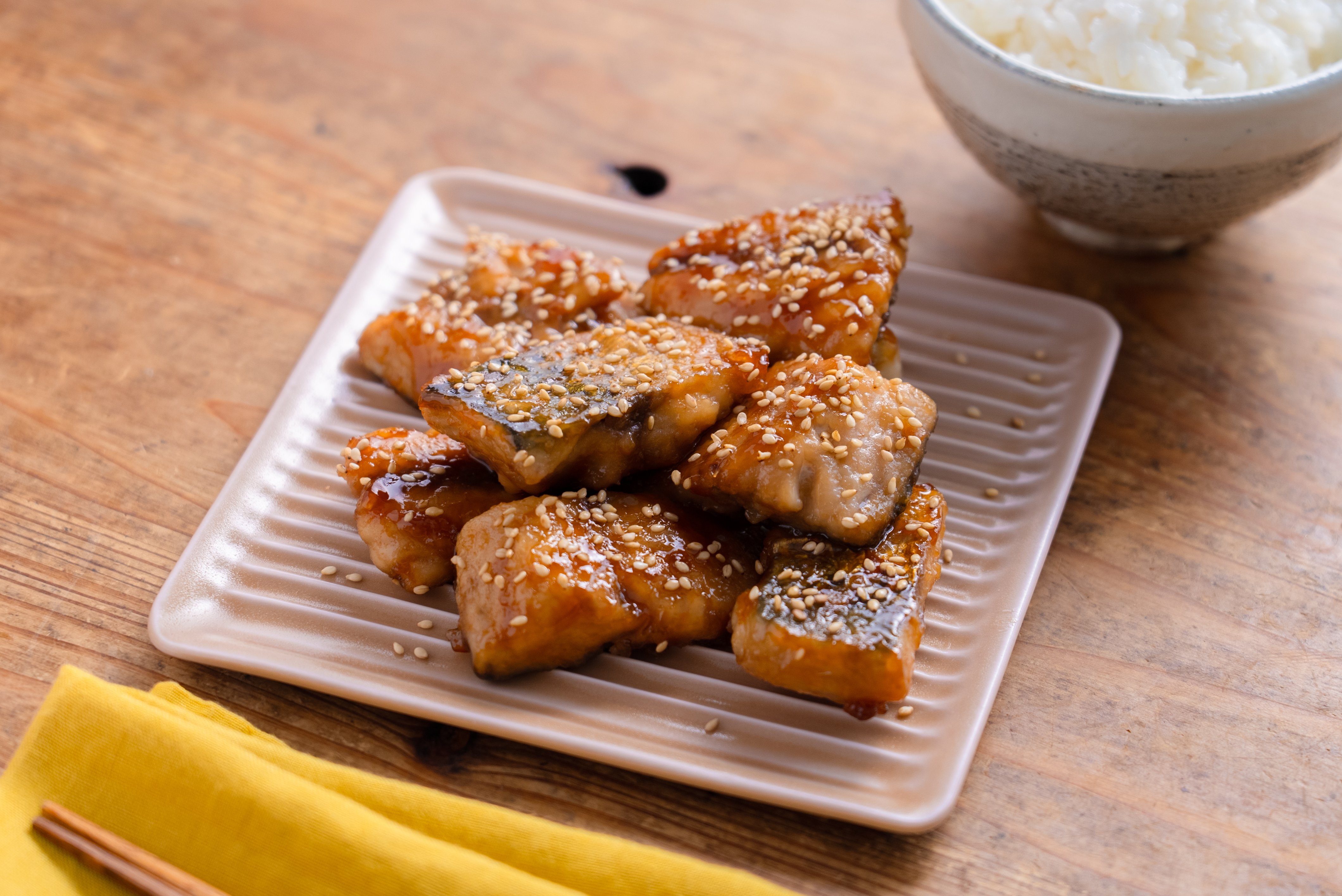 甘辛味がたまらないサバのゴマ蒲焼き。調味料に漬け込んで焼くだけ