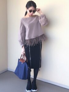 女性らしいスカートスタイルも違和感なく引き立てます。