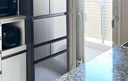 家がキレイな人がやっている「散らからない収納」のコツ。リモコンを引き出しにしまうだけで部屋が整う