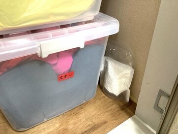 買ってよかった「ダイソー110円の除湿剤」。“立てられる”ことで場所も選ばず