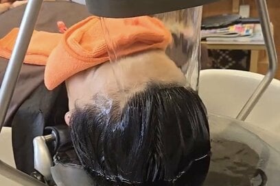 50代の、自分をいたわる「頭皮ケア」。いつもより丁寧なブラッシングで髪も心もすっきり