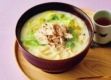 体をいたわる夏バテ対策レシピ2つ。「疲労回復サラダ」と「免疫アップうどん」