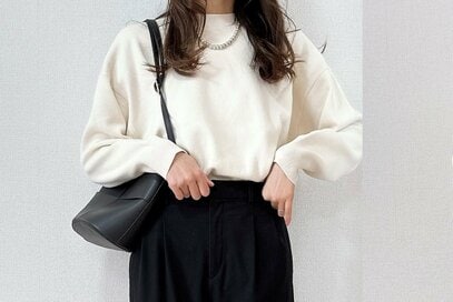 ユニクロ3990円のニットが超優秀。タックワイドパンツと合わせればシンプルで上品に