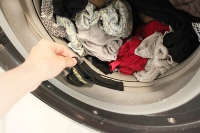 洗濯機ゴムパッキンに靴下が挟まる。意外と多い悩みを100円グッズで解決