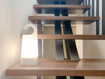 無印良品の明かりでおしゃれに防災。倒れたら自動点灯