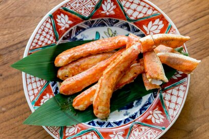 カラフルな絵皿は食卓を華やかにする魔法のアイテム