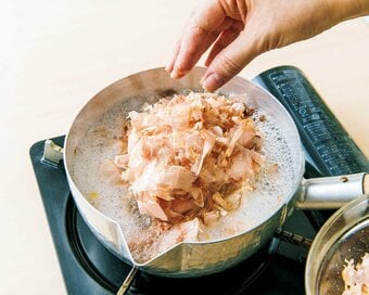 「カツオだし」と「煮干しだし」の正しい取り方。毎日のみそ汁が絶品に、つくりおきもOK
