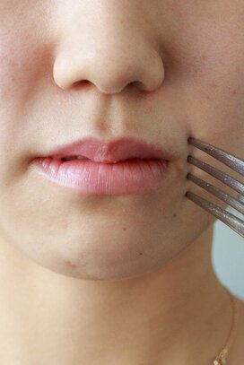 フォークでほうれい線のシワを改善！マドンナ絶賛の美容鍼メソッドを用いた1分間セルフケア