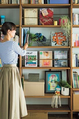 収納名人「つっぱり棒博士」竹内香予子さんの自宅。リビングでも冷蔵庫でもつっぱり棒が大活躍