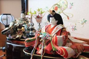 ひな人形を飾る意味は?なぜちらし寿司を食べる?桃の節句の意味とお祝いの仕方