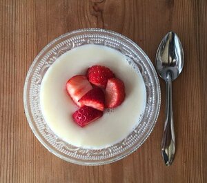 イチゴをのせたり