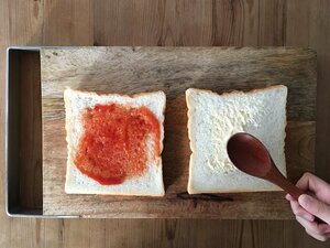 もう1枚にはケチャップを塗りのばします