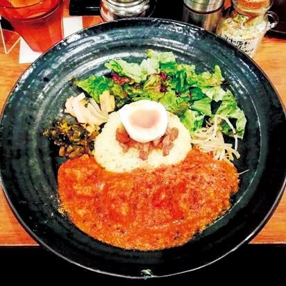 黒いお皿にカレー