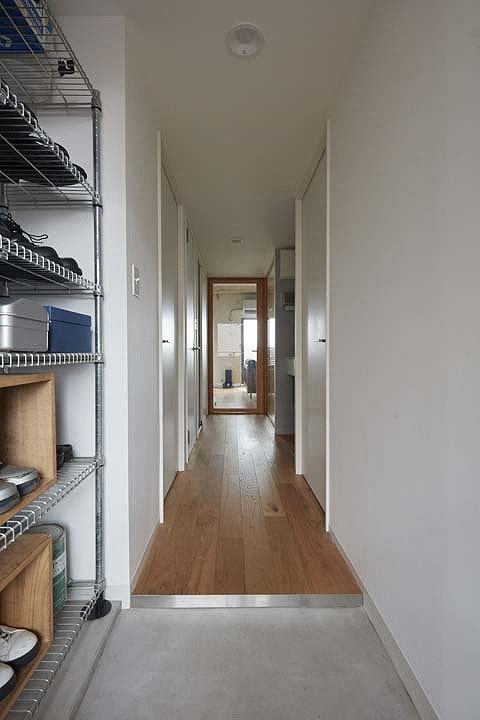 自然光の届く廊下と玄関