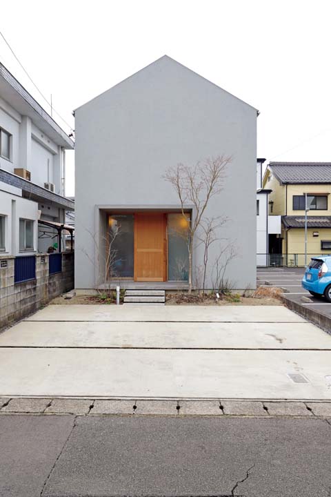 三角屋根がかわいい外観