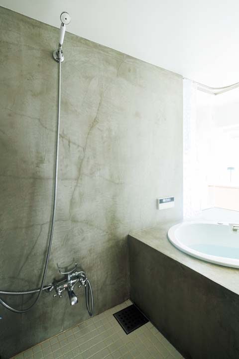 モルタルとタイルで仕上げた浴室