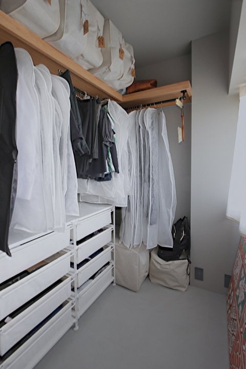 L字型にハンガーパイプを取り付けたウォークインクローゼット