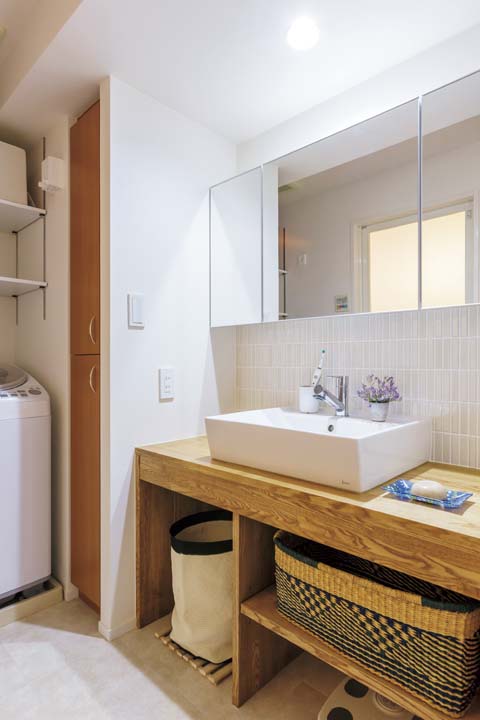 壁の一部をモザイクタイルで仕上げた造作の洗面台