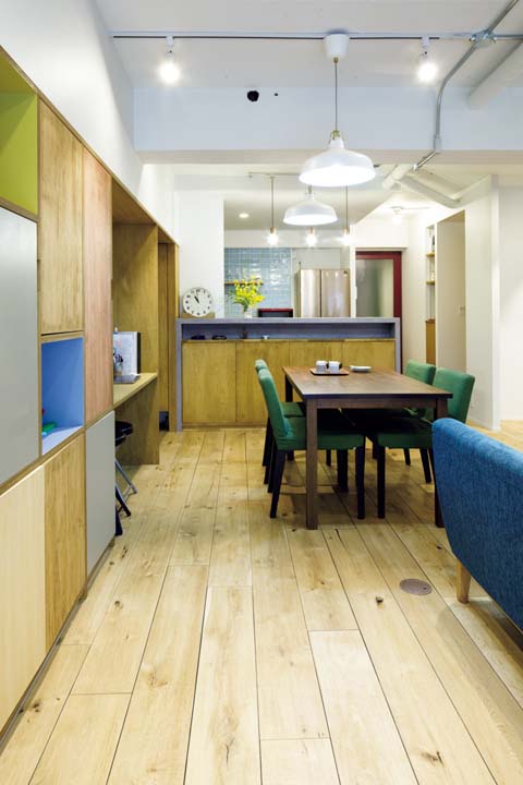 オープン収納と扉付き収納をバランス良く活用