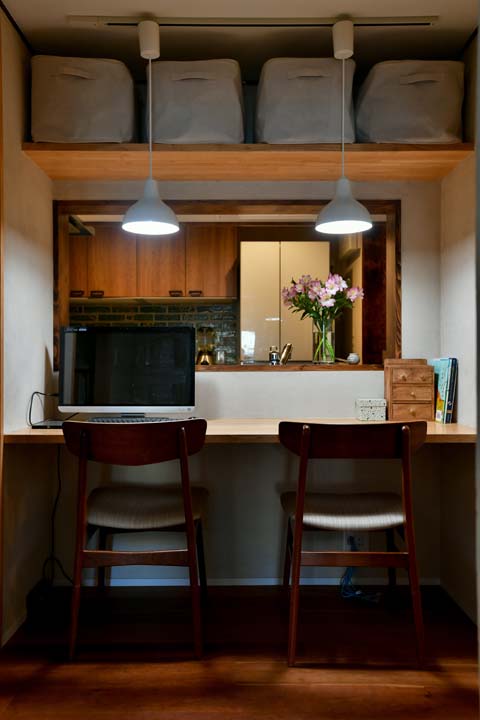 キッチンの前にカウンターデスクを設置