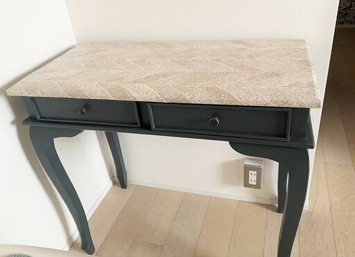 塗装し、天板に壁紙を貼ったあとのライティングデスク