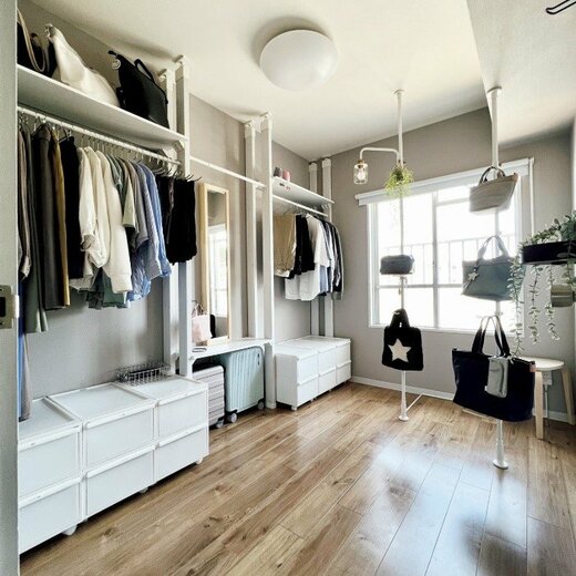 見える化されて衣替え不要のオープンクローゼット