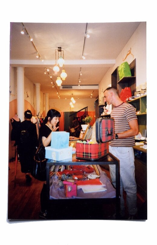 旅先で買い物をするひうらさとるさん