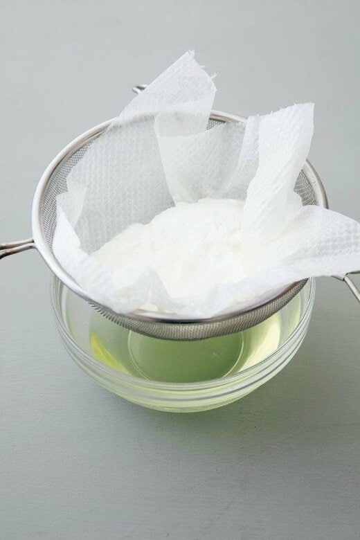 ヨーグルトの水気をきる