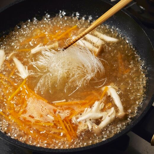 菜箸で春雨を混ぜる