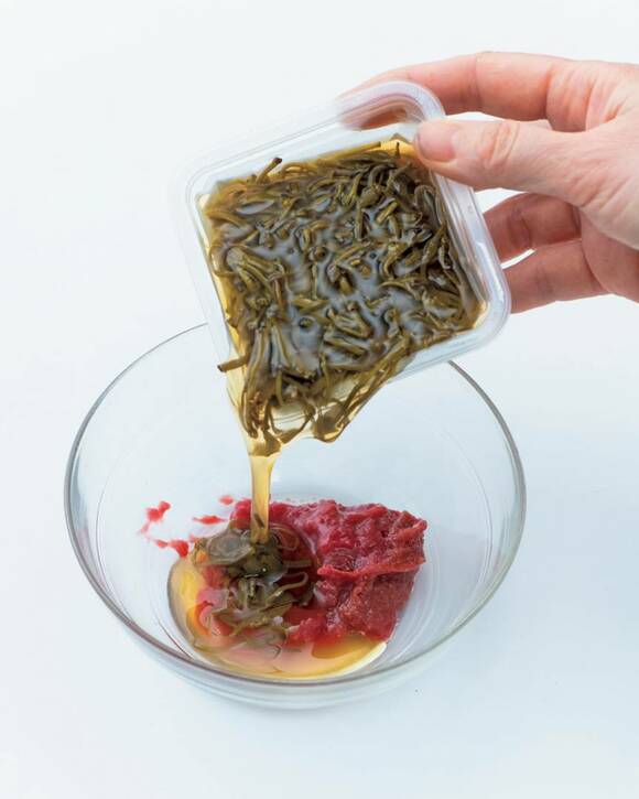 梅干しにメカブを入れる