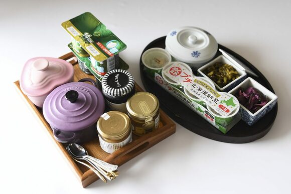 トレー2つに載せた和食セット