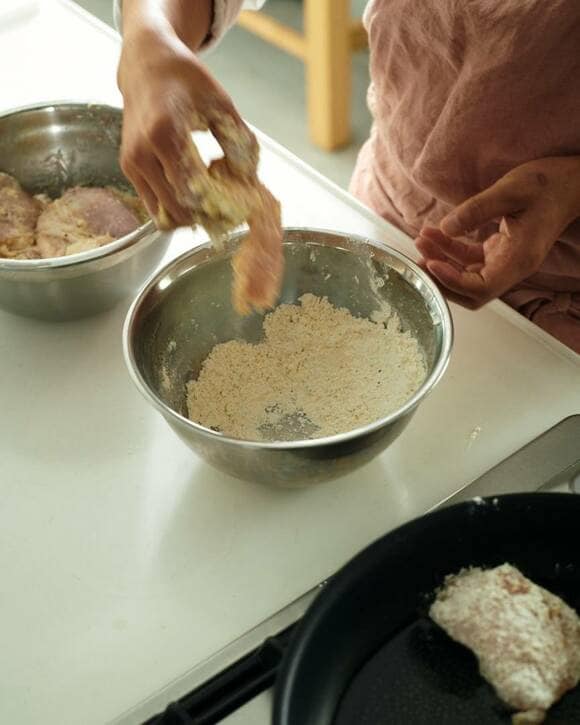 ボウルにお肉を入れる様子