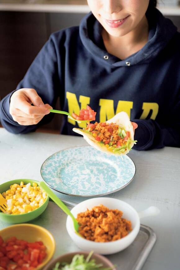 トルティーヤに具材いれる