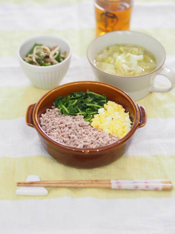 塩そぼろ・卵・ホウレンソウの3食丼、キャベツのみそ汁、オクラとモヤシのおかかじょうゆあえ