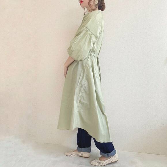 バンドカラーギャザーワンピースを着た女性