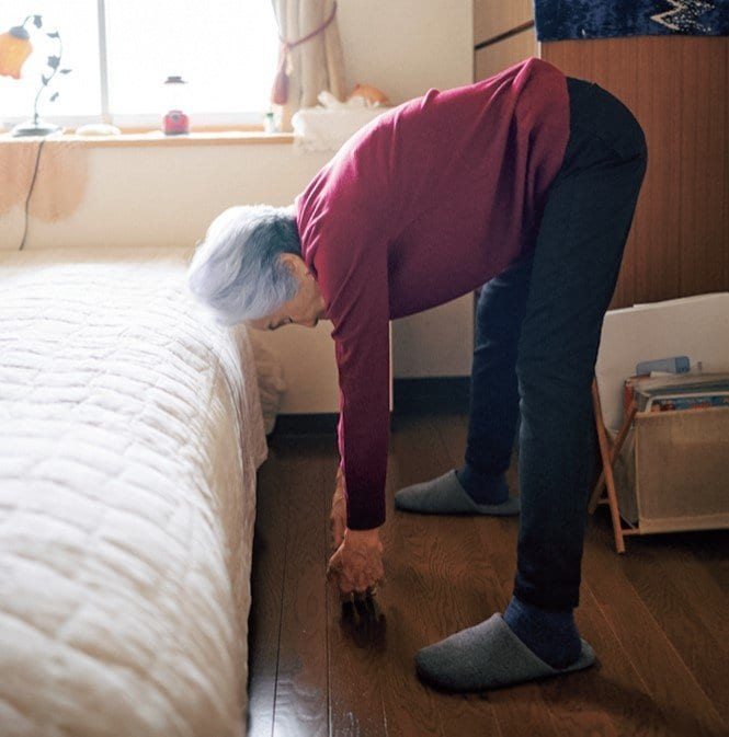 ストレッチするおばあさん