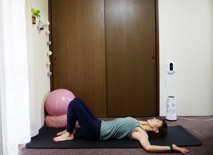ひじを曲げ、肩のラインまで腕を下げる~90秒キープ
