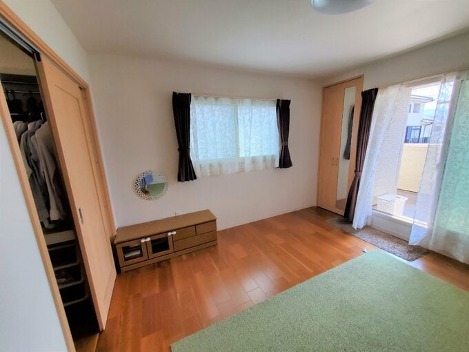 バルコニーのある洋室