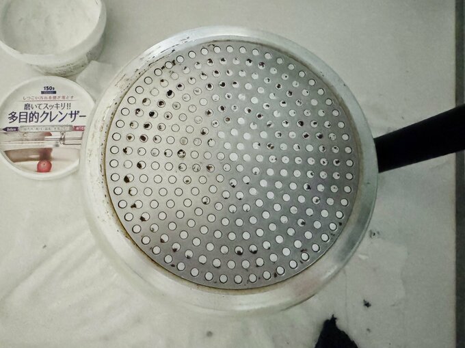 多目的クレンザーで鍋の焦げつき落とし