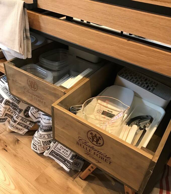 保存容器をまとめて収納したり、キッチンスケールなど、あまり使わない2軍の道具をまとめておく