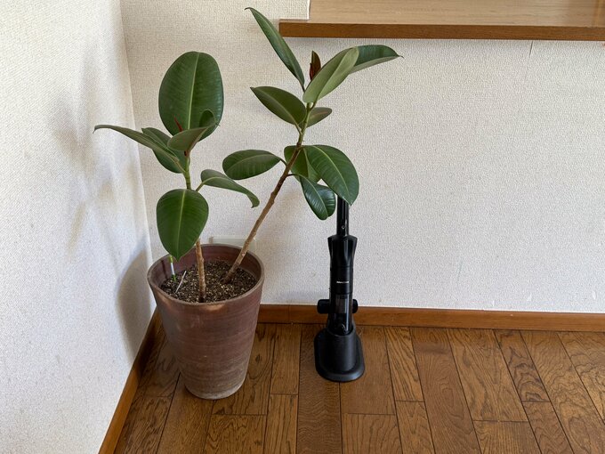 ダイニングの隅に掃除道具を設置