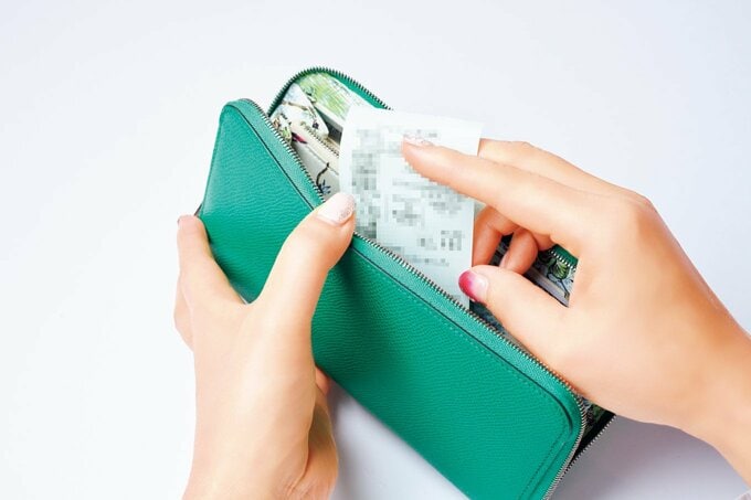 財布からレシート取り出す