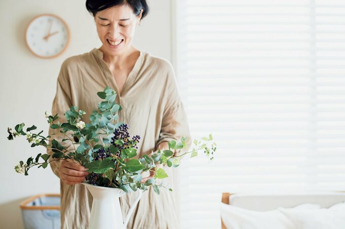 女性と植木
