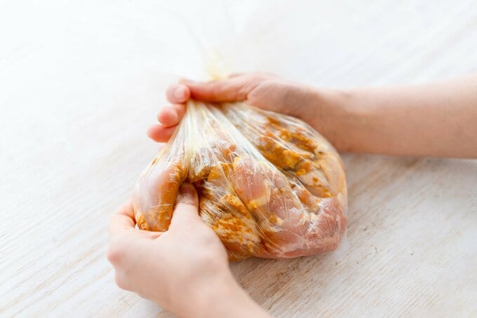 チキンをもみ込む