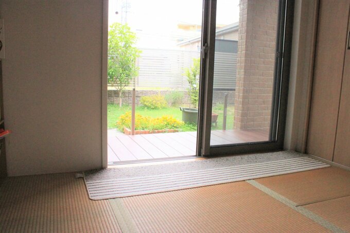 屋内から見たウッドデッキ